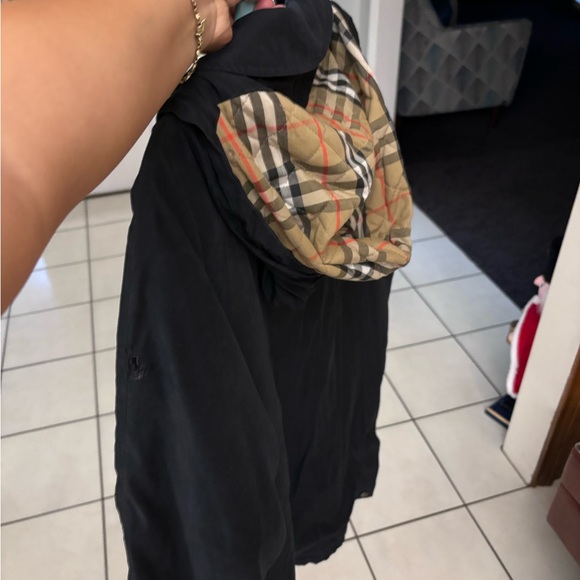 Authentic used Burberry coat has a small rip on left arm as show in picture - Picture 4 of 8